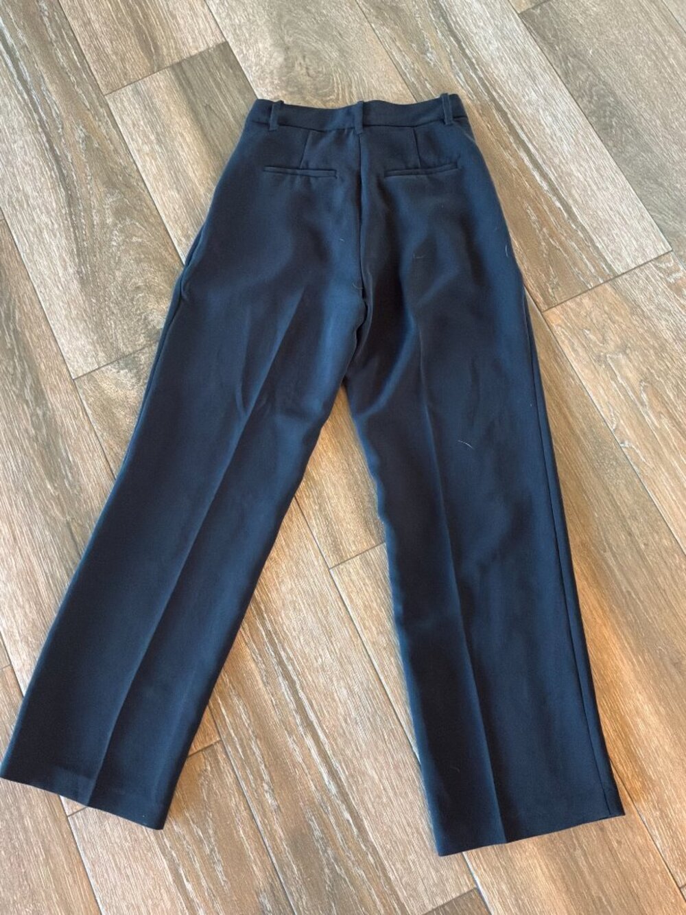 Aritzia The Effortless women's Pant crepette black pleated size 4 - Picture 6 of 9